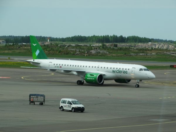 fi-wideroe-lnwea-helsinki-180518-full.jpg